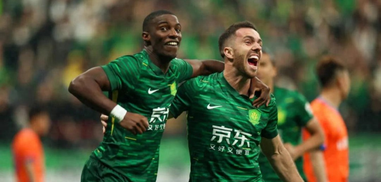 枯坐90分钟 33岁萨拉赫暗示离队 炮轰斯洛特：背信弃义一脚踹开我